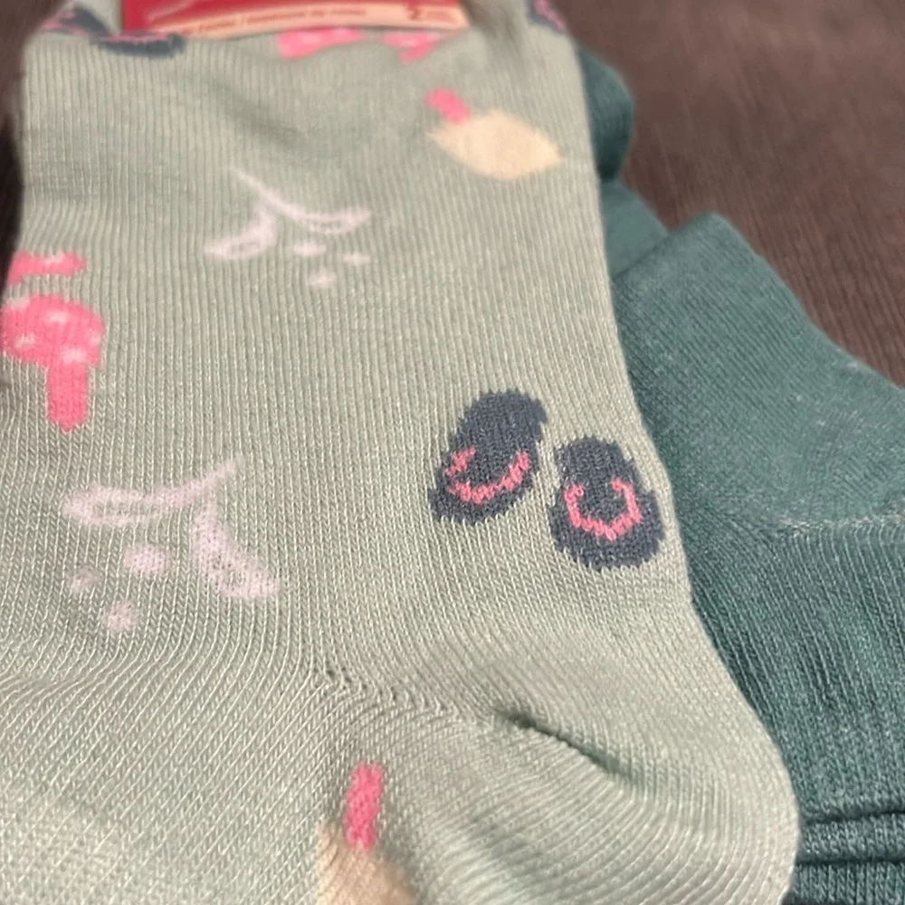 Womens sneaker socks 2 pair shoe size 5-9 NWT